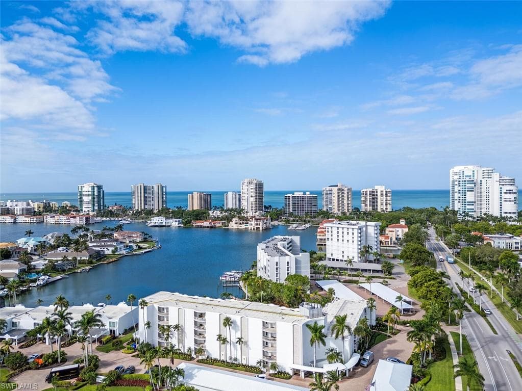 400 Park Shore Dr 303, Naples, FL 34103-1