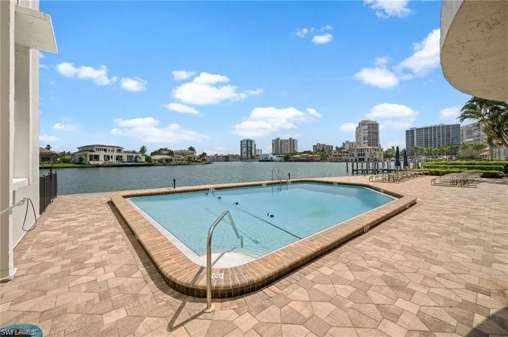300 Park Shore Dr 1e, Naples, Fl 34103-24