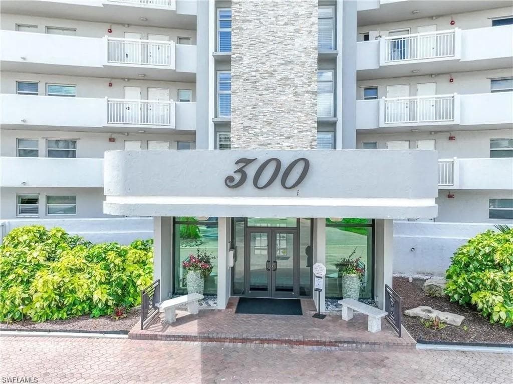 300 Park Shore Dr 1e, Naples, Fl 34103-35