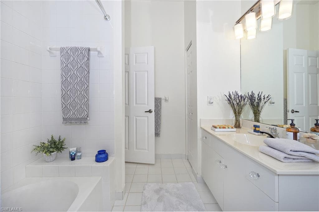 800 L Ambiance Cir 8-202, Naples, FL 34108-16