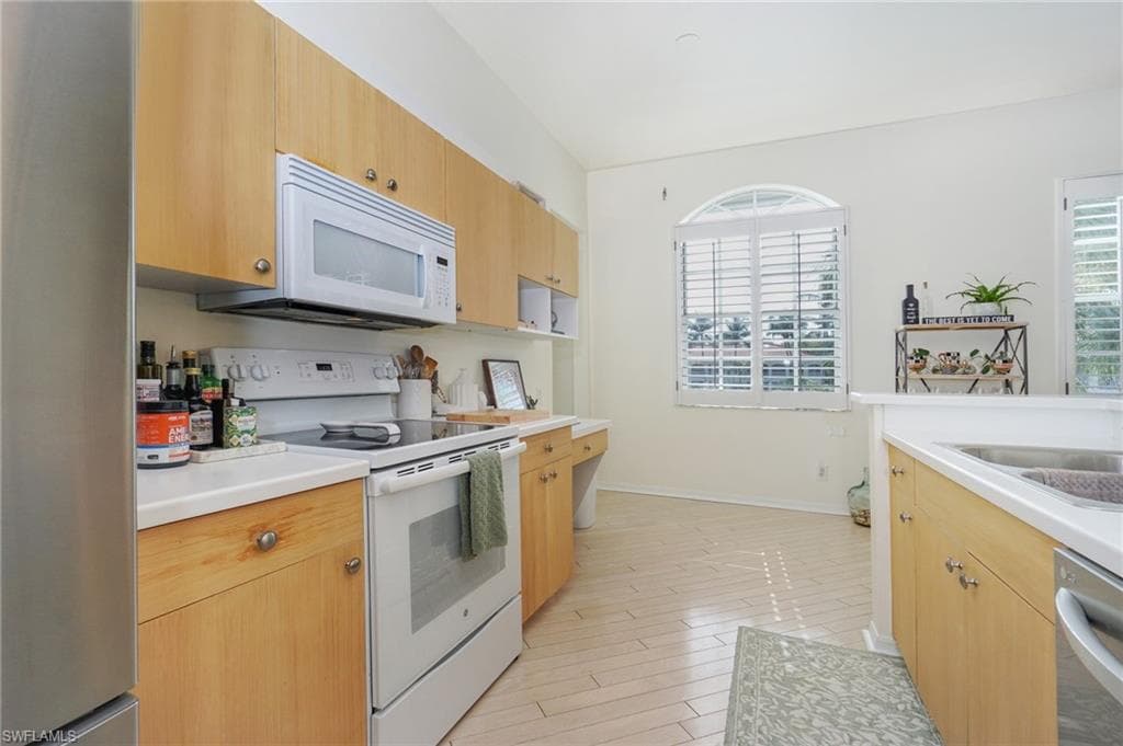 800 L Ambiance Cir 8-202, Naples, FL 34108-17