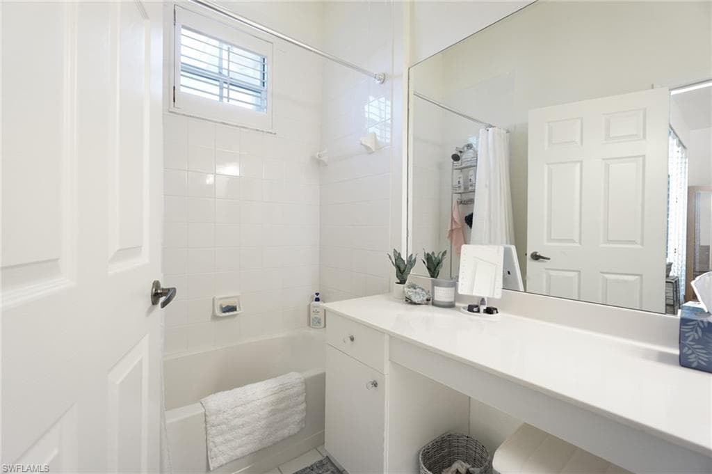 800 L Ambiance Cir 8-202, Naples, FL 34108-27