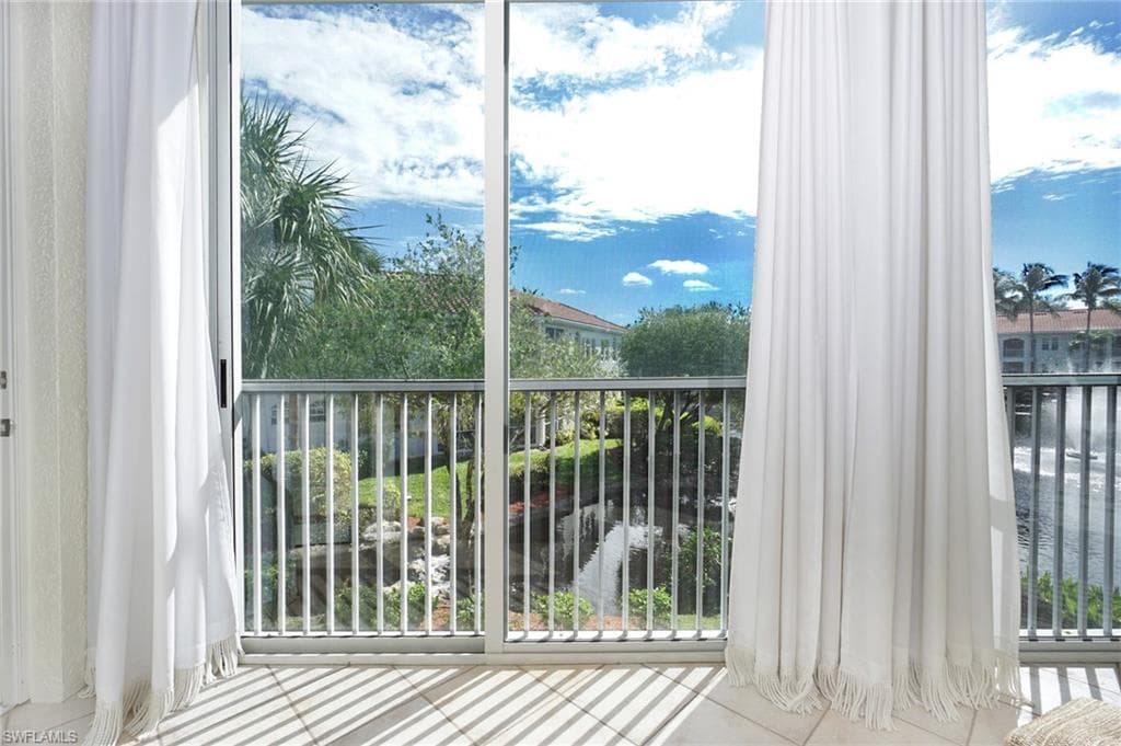 800 L Ambiance Cir 8-202, Naples, FL 34108-3