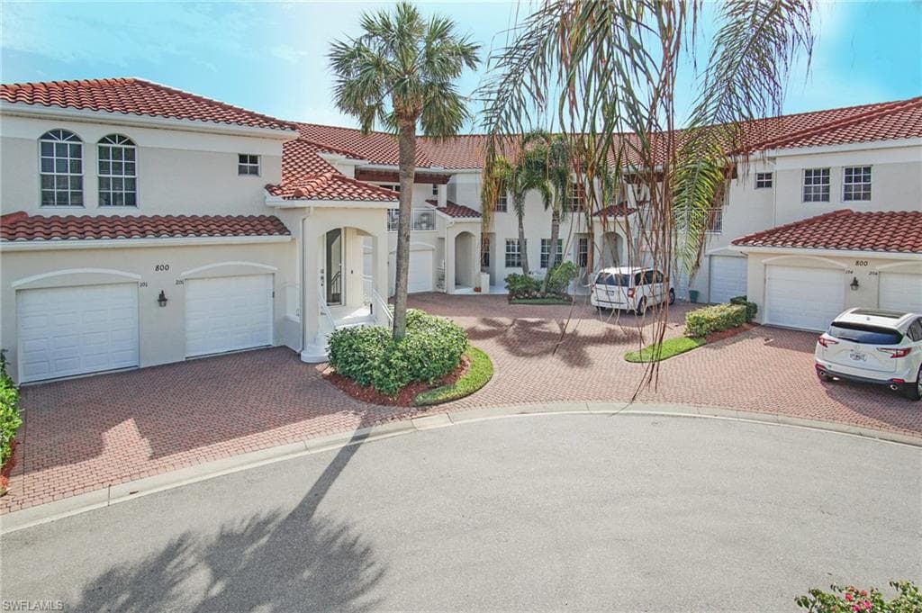 800 L Ambiance Cir 8-202, Naples, FL 34108-5