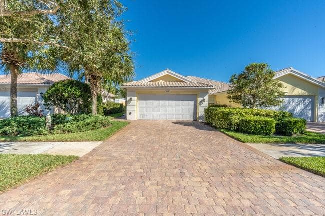 7605 Rozzini Ln, Naples, FL 34114-5