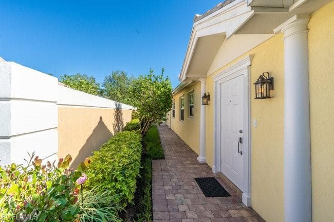 7605 Rozzini Ln, Naples, FL 34114-7