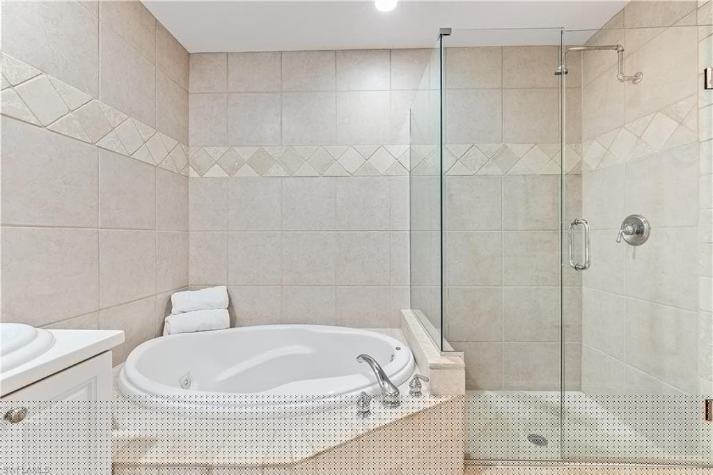 2790 Kings Lake Blvd 202, Naples, FL 34112-17
