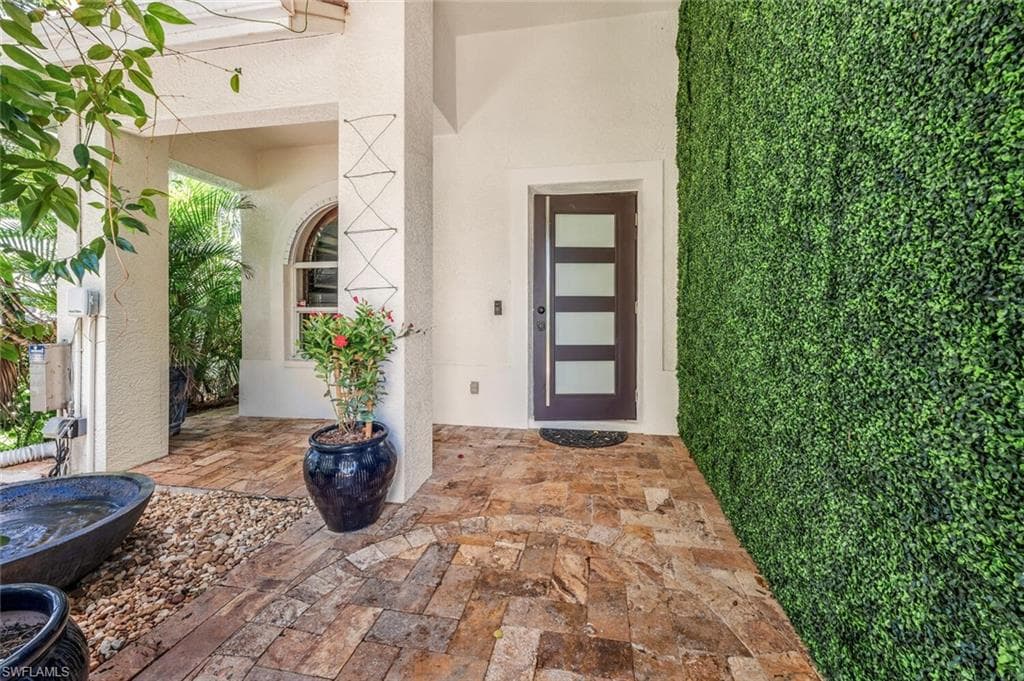 786 109th Ave N, Naples, FL 34108-5
