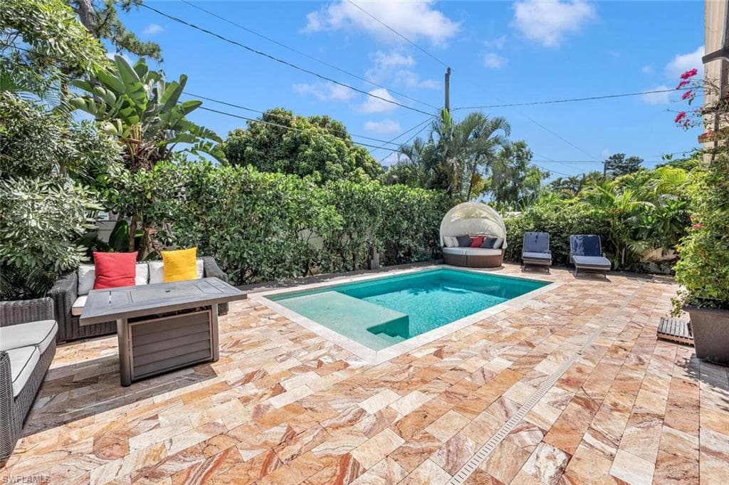 786 109th Ave N, Naples, FL 34108-7