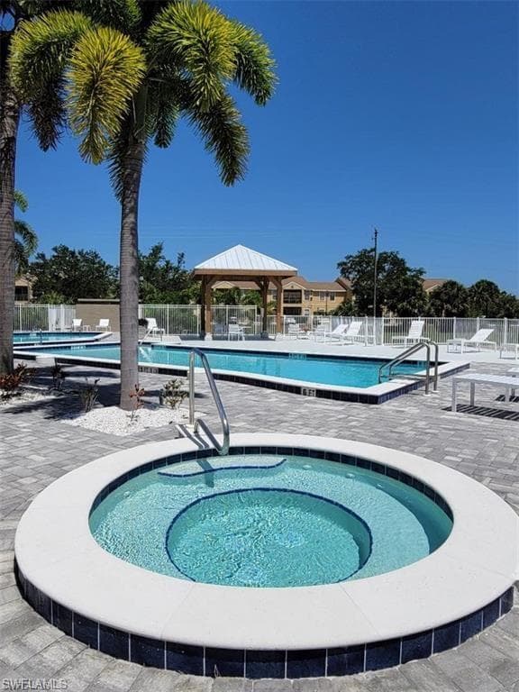 124 Santa Clara Dr, Naples, FL 34104-25