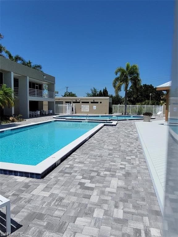 124 Santa Clara Dr, Naples, FL 34104-27