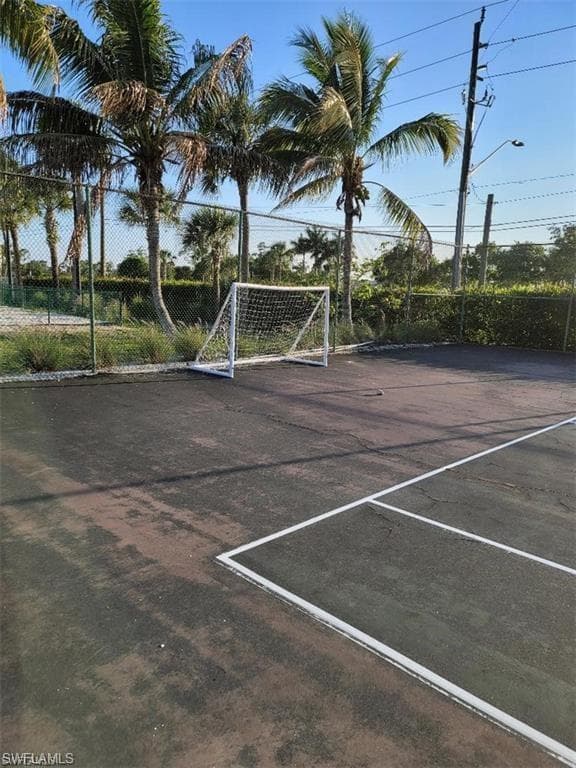 124 Santa Clara Dr, Naples, FL 34104-33