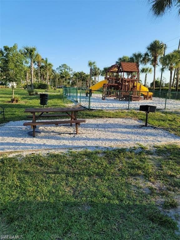 124 Santa Clara Dr, Naples, FL 34104-34