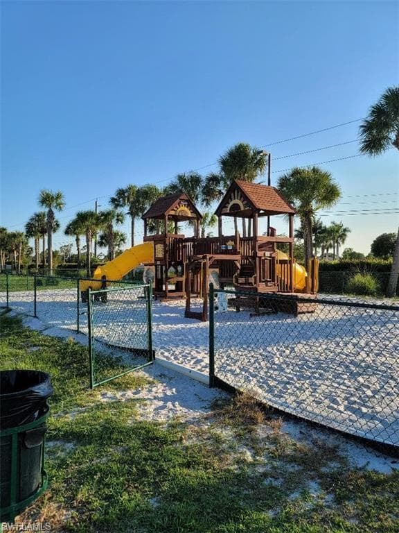 124 Santa Clara Dr, Naples, FL 34104-35