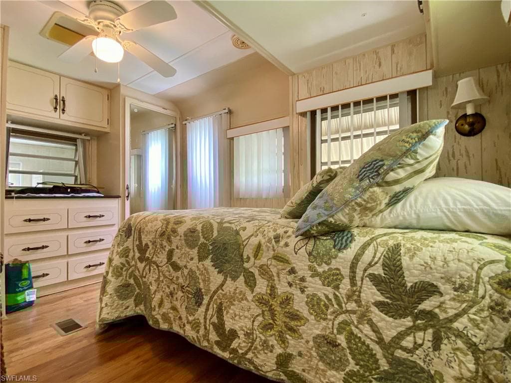 14 Pearl Dr 14p, Naples, FL 34114-17