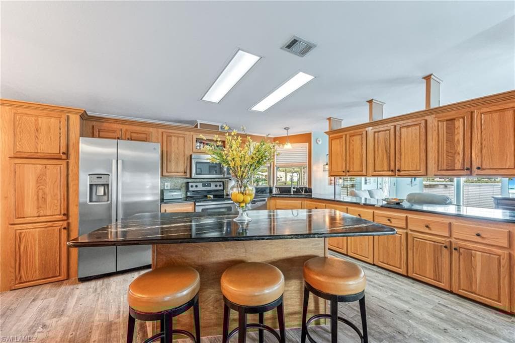877 Cape Haze Ln, Naples, FL 34104-12