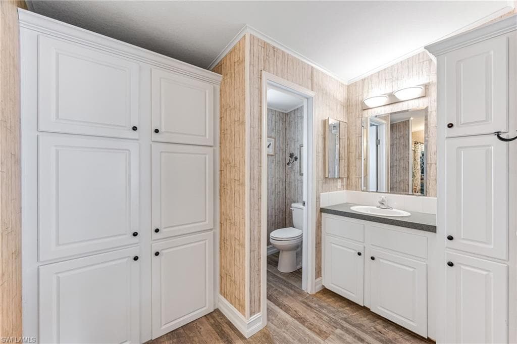877 Cape Haze Ln, Naples, FL 34104-25