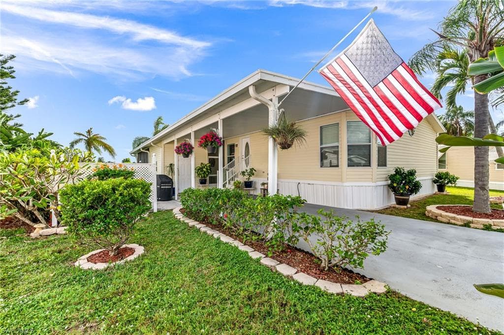 877 Cape Haze Ln, Naples, FL 34104-4