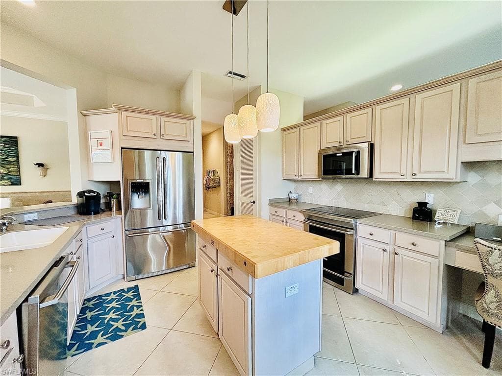 505 Via Veneto 8-201, Naples, FL 34108-10