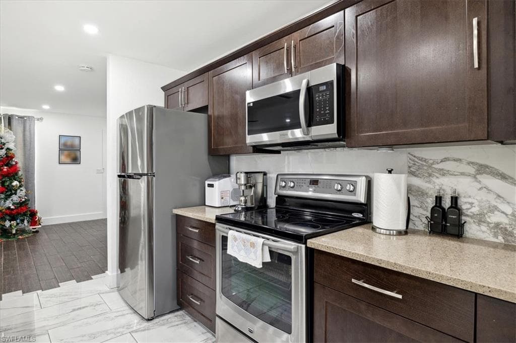 1671 Jamestown Ct, Fort Myers, FL 33907-9