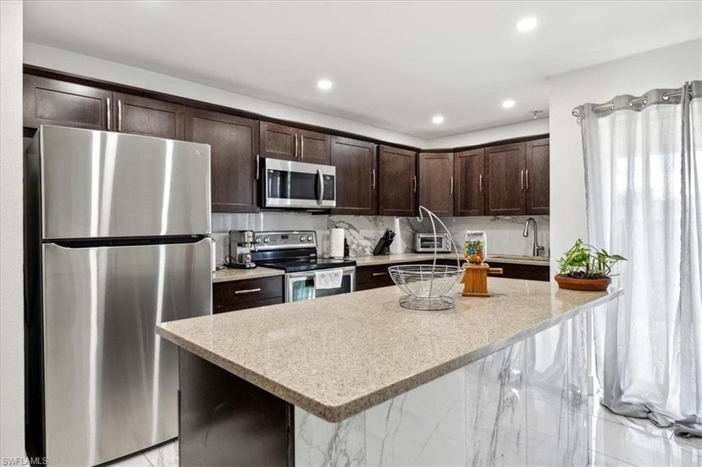 1671 Jamestown Ct, Fort Myers, FL 33907-10