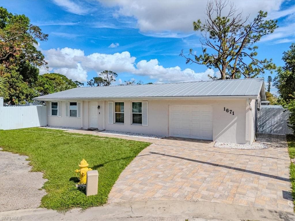 1671 Jamestown Ct, Fort Myers, FL 33907-1