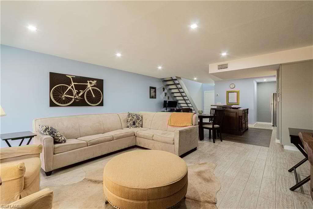 833 Meadowland Dr B, Naples, FL 34108-5