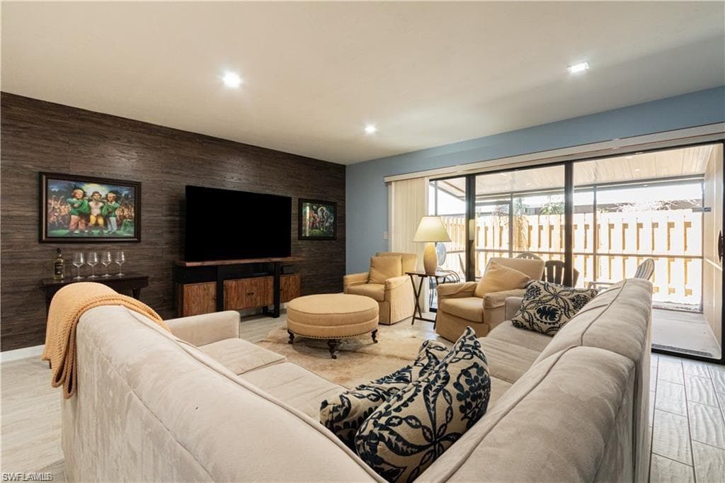 833 Meadowland Dr B, Naples, FL 34108-6