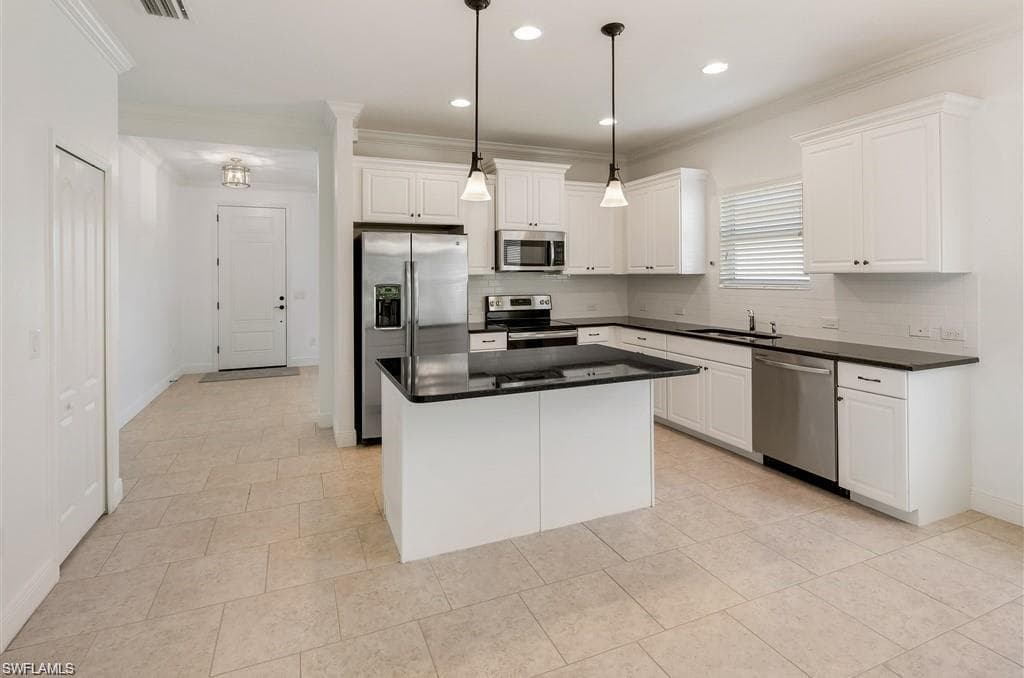 14591 Manchester Dr, Naples, FL 34114-6