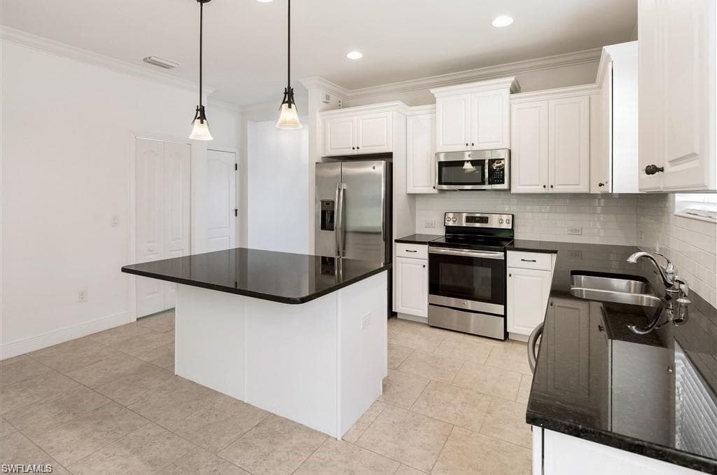 14591 Manchester Dr, Naples, FL 34114-7