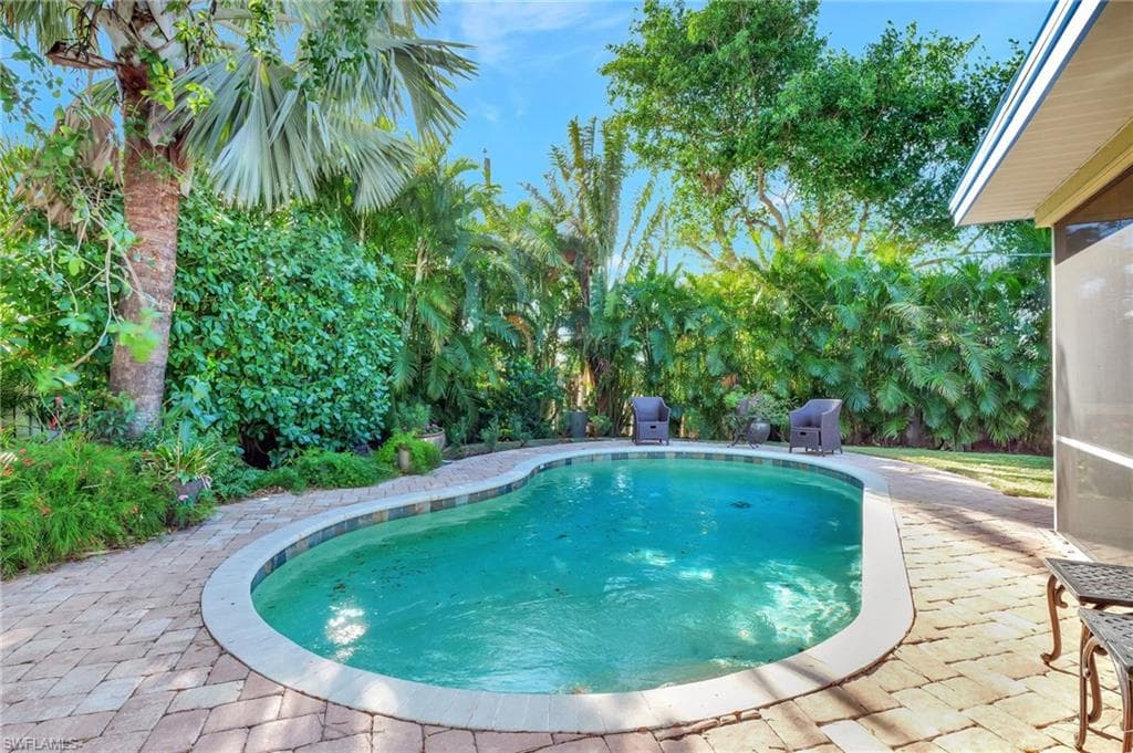 542 110th Ave N, Naples, FL 34108-2