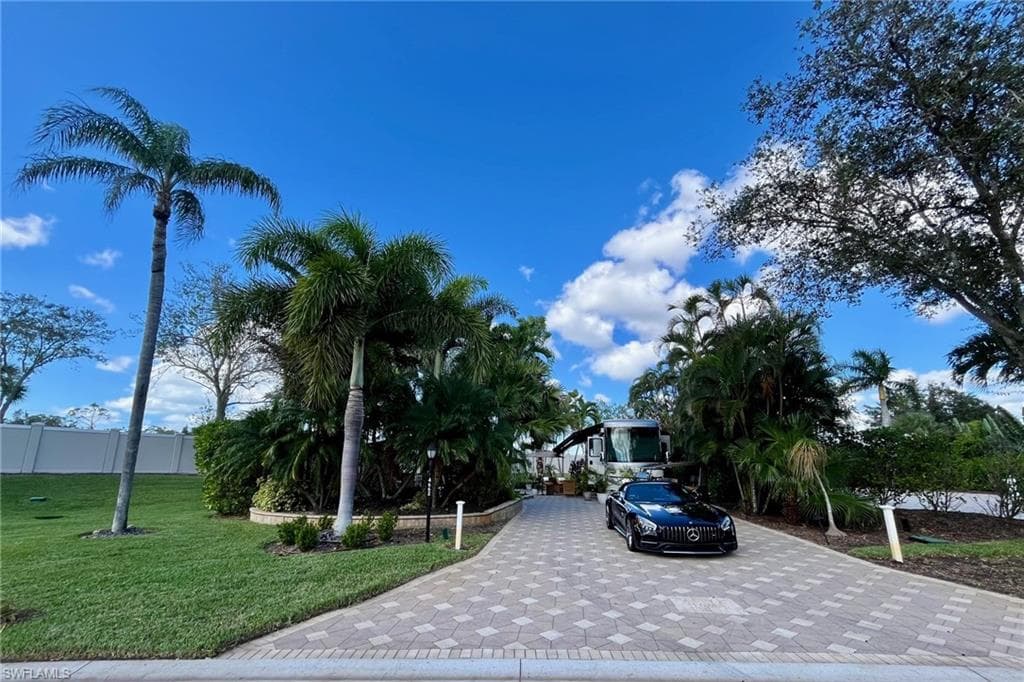 4662 Southern Breeze Dr, Naples, FL 34114-1