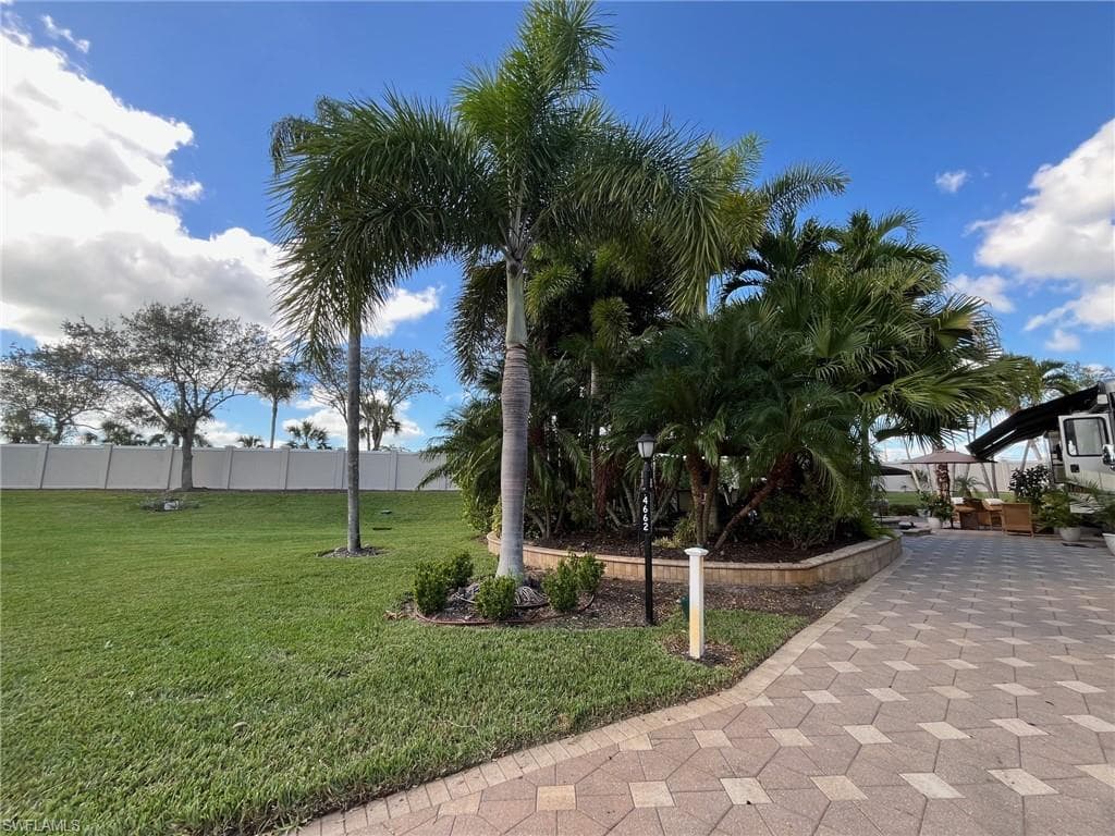 4662 Southern Breeze Dr, Naples, FL 34114-3