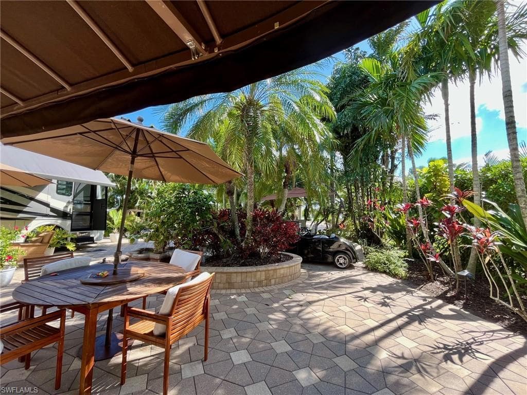 4662 Southern Breeze Dr, Naples, FL 34114-8
