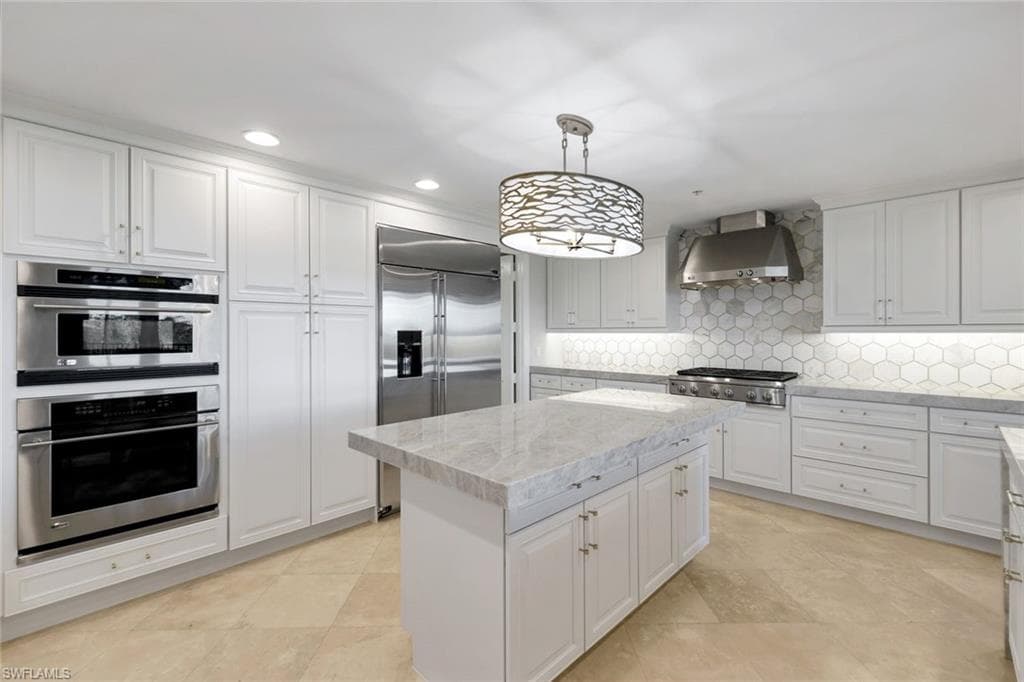 265 Indies Way 403, Naples, FL 34110-9