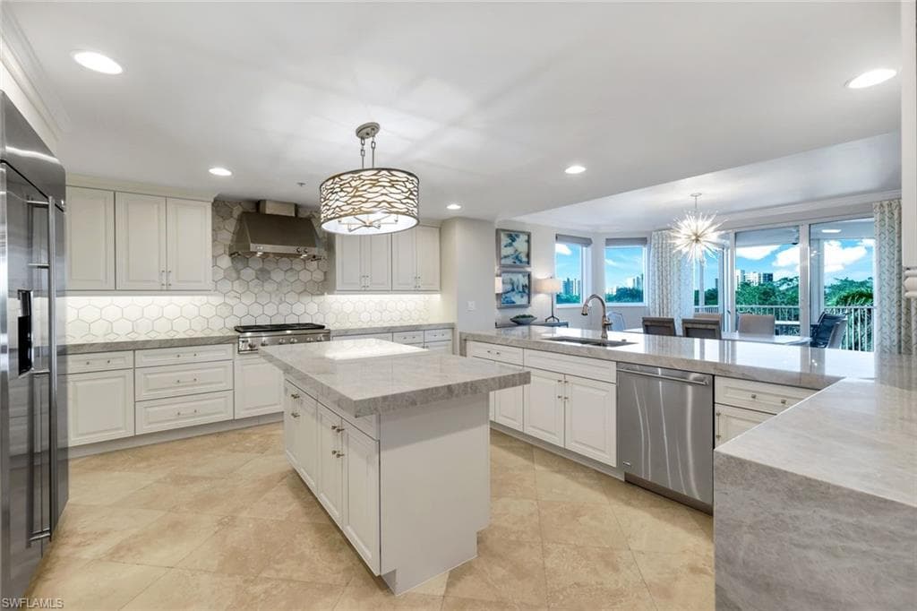 265 Indies Way 403, Naples, FL 34110-8
