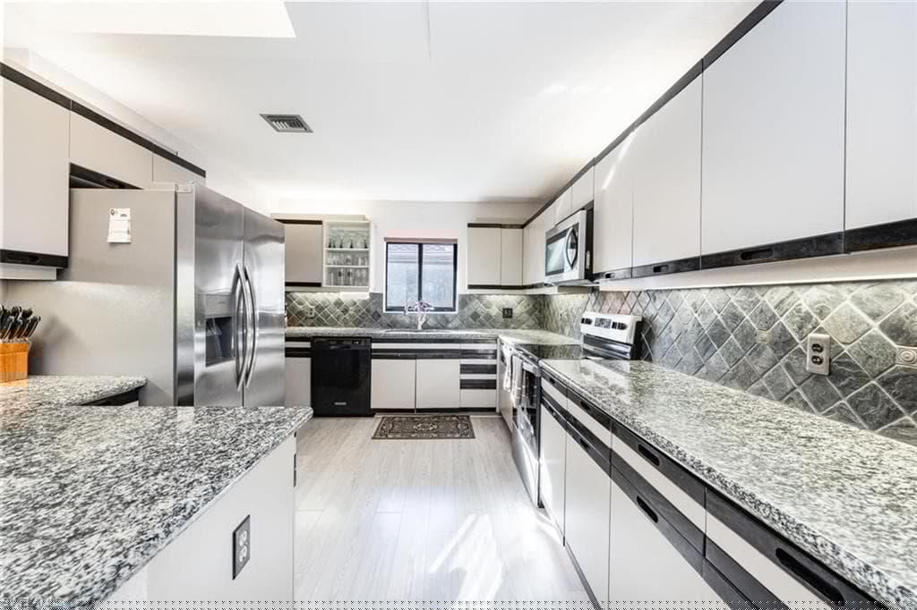 76 Cypress View Dr E-76, Naples, FL 34113-6