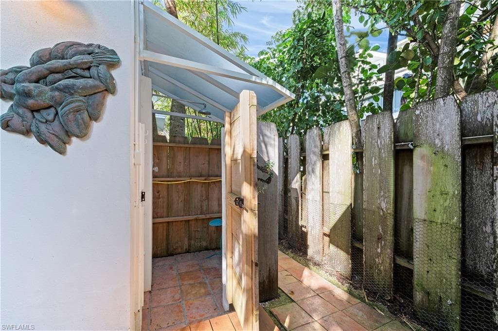 61 12th Ave S, Naples, FL 34102-32