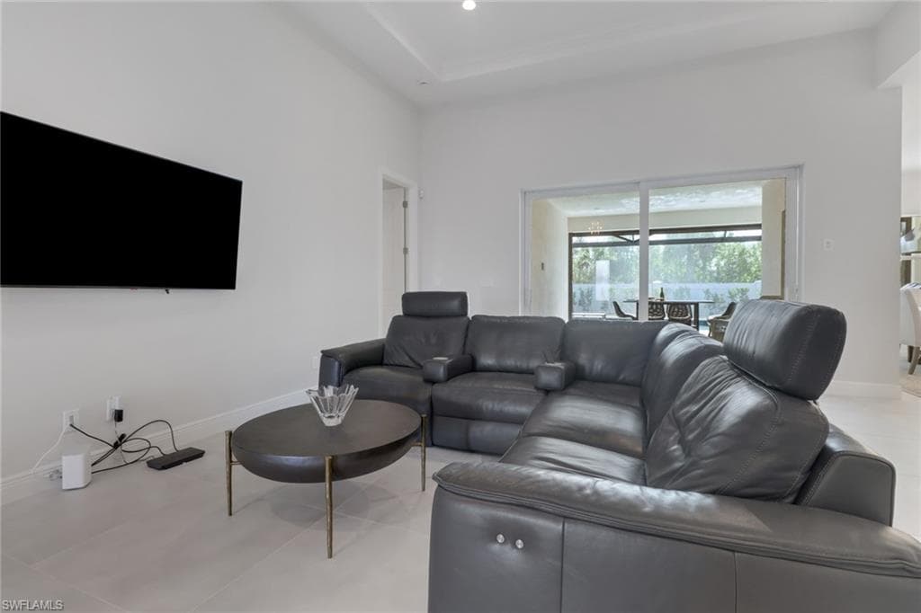 9252 Cayman Dr, Naples, FL 34114-9