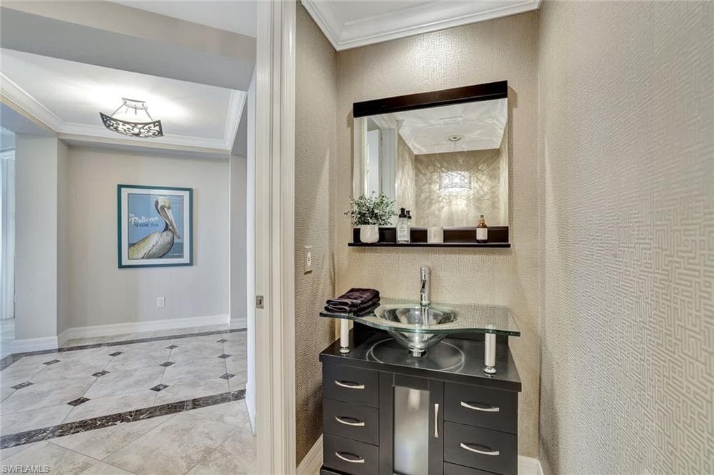 295 Grande Way 306, Naples, FL 34110-11