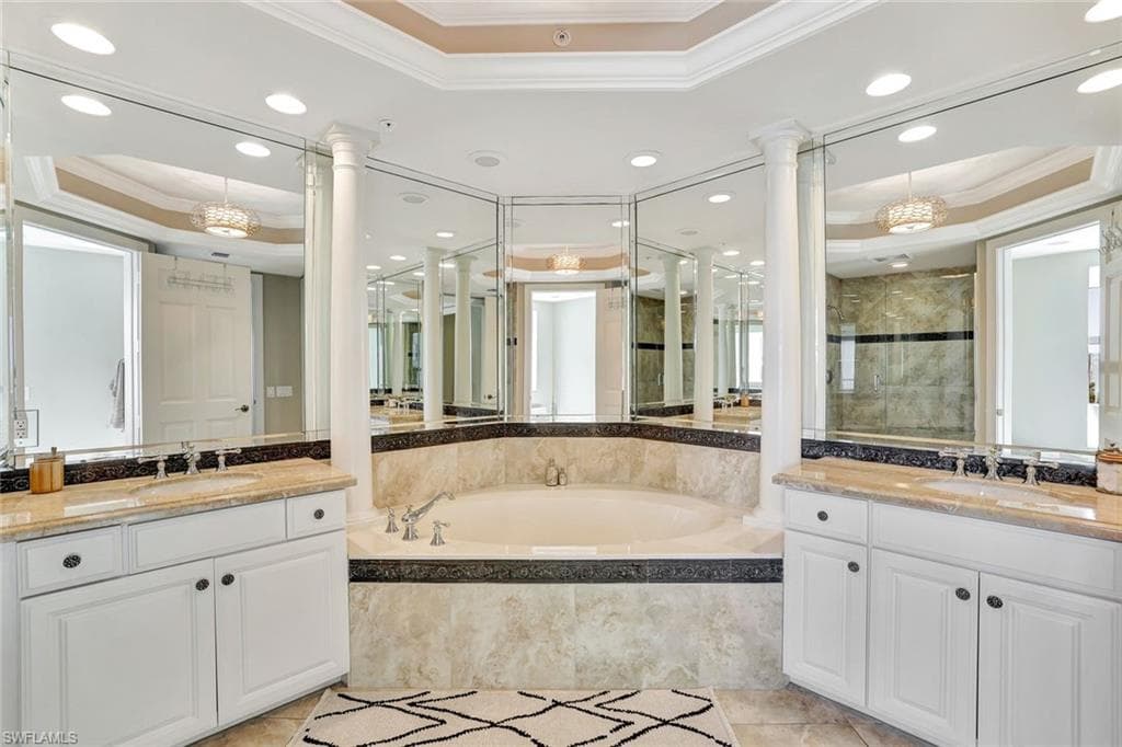 295 Grande Way 306, Naples, FL 34110-25