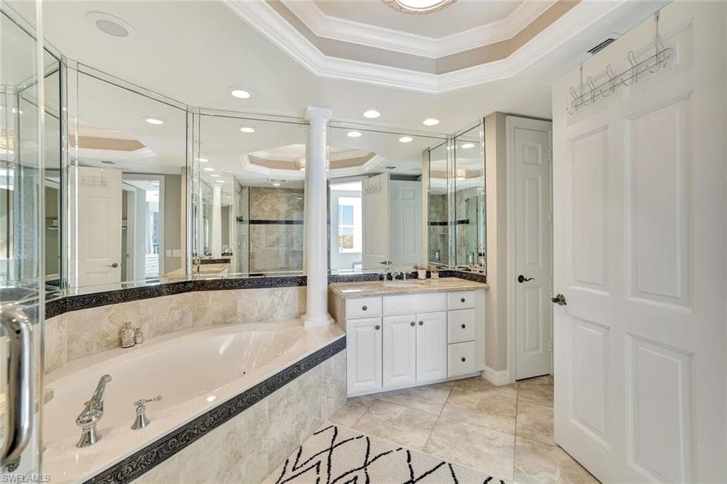 295 Grande Way 306, Naples, FL 34110-26