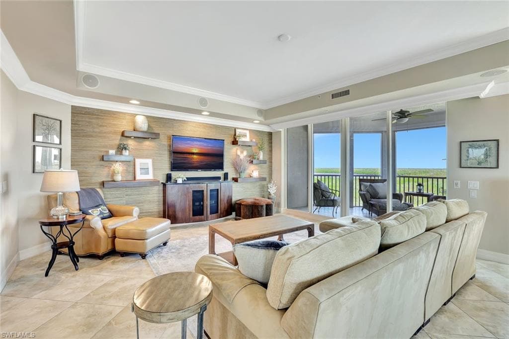 295 Grande Way 306, Naples, FL 34110-2
