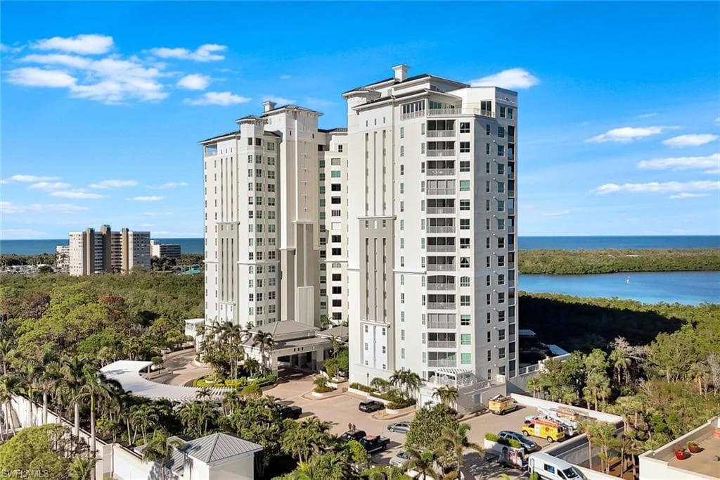 295 Grande Way 306, Naples, FL 34110-4