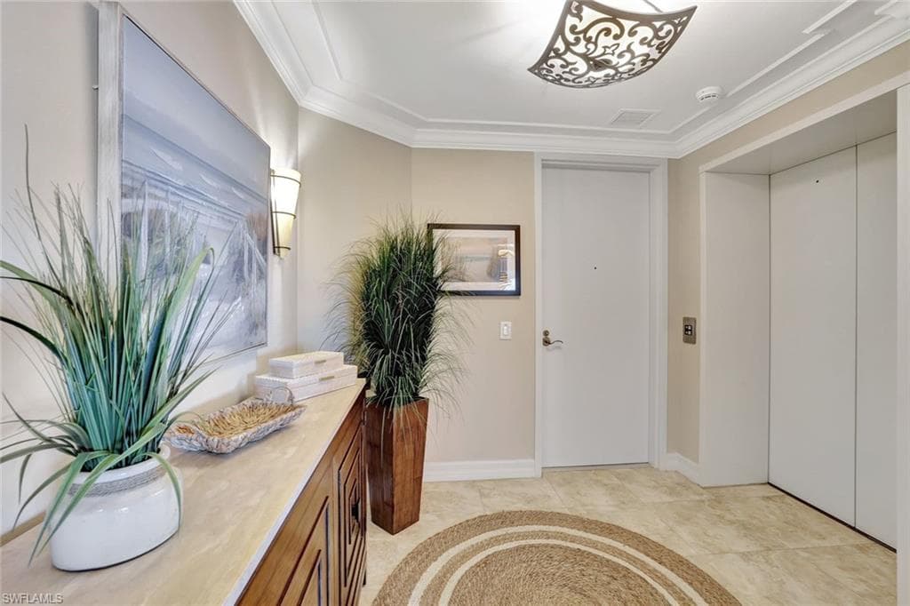 295 Grande Way 306, Naples, FL 34110-5