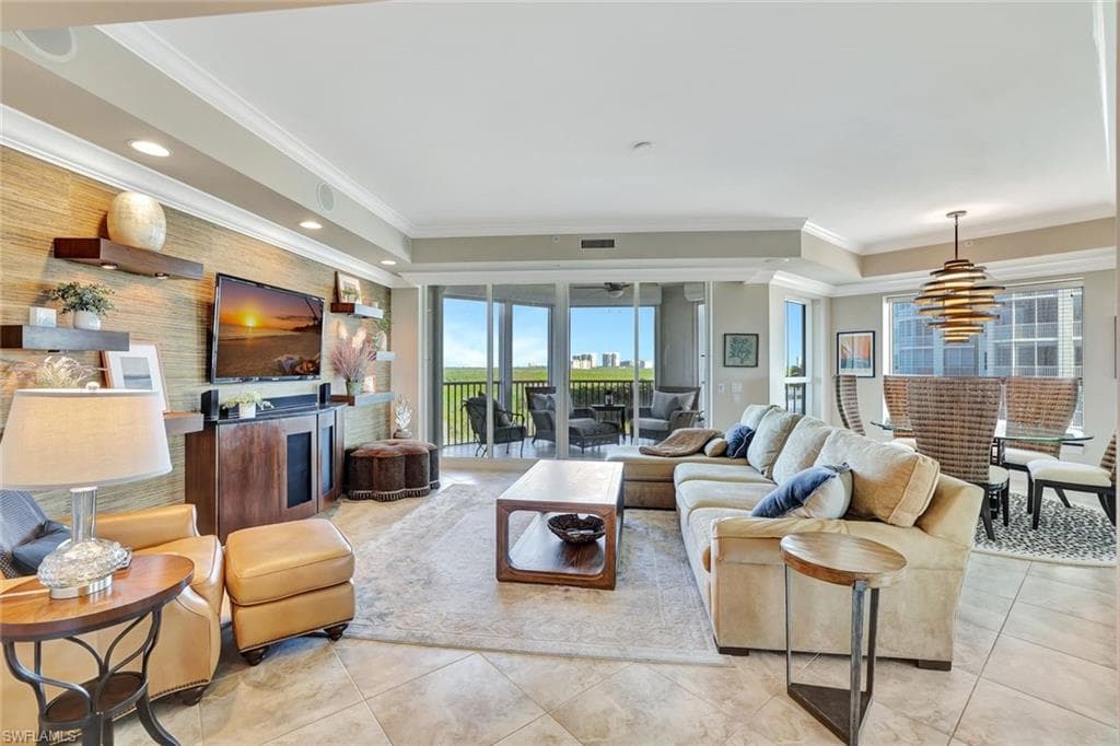 295 Grande Way 306, Naples, FL 34110-7