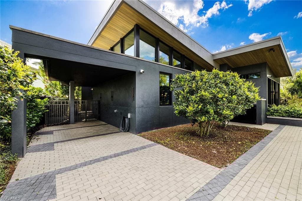 1111 12th St N, Naples, FL 34102-34