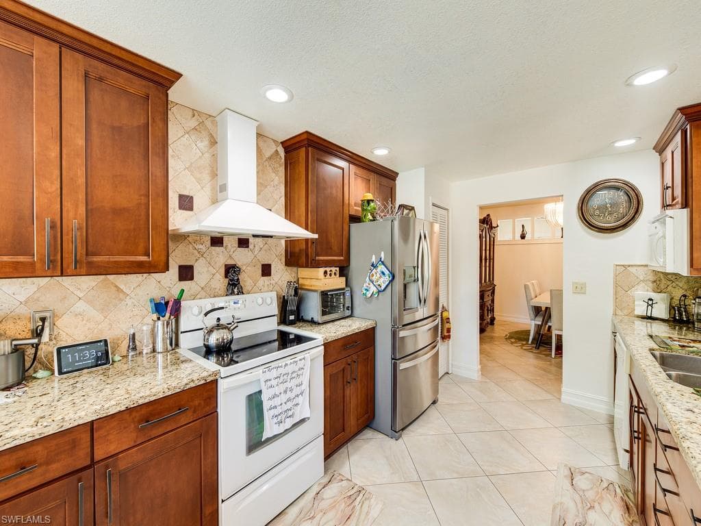 3091 4th St NE, Naples, FL 34120-2