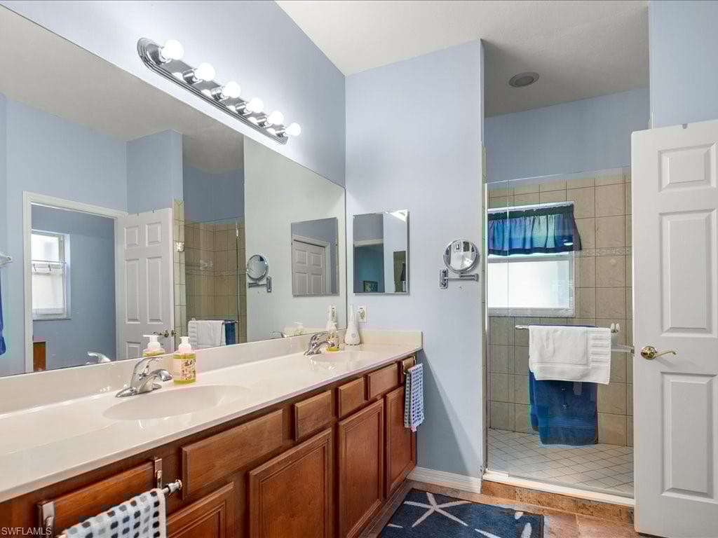 148 Glen Eagle Cir, Naples, FL 34104-28