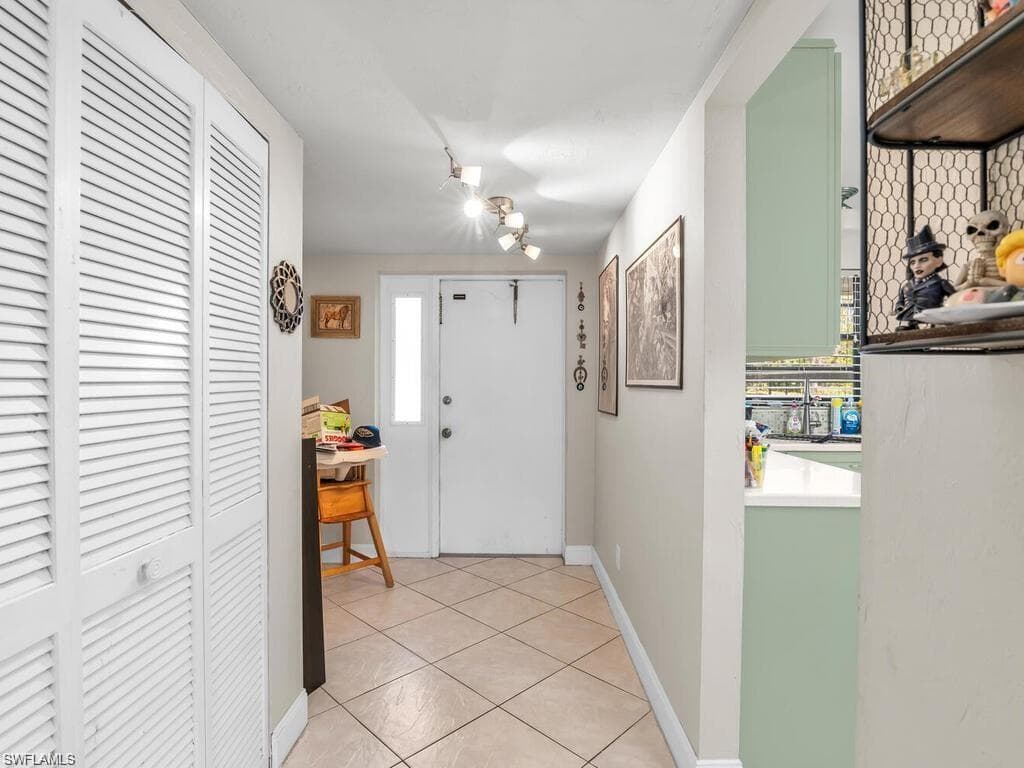 700 Valley Stream Dr 101, Naples, FL 34113-9